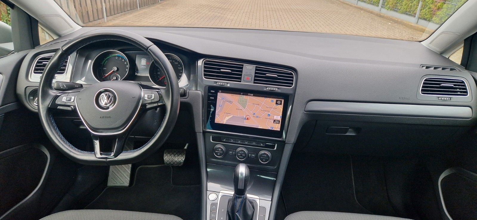 Volkswagen Golf VII e-Golf - Samsaru's Car Outlet