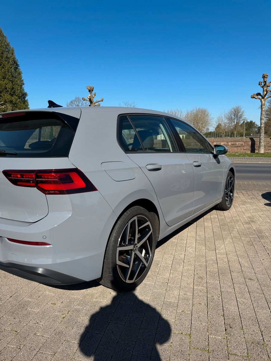 Volkswagen Golf 1.5 TSI Life - Samsaru's Car Outlet