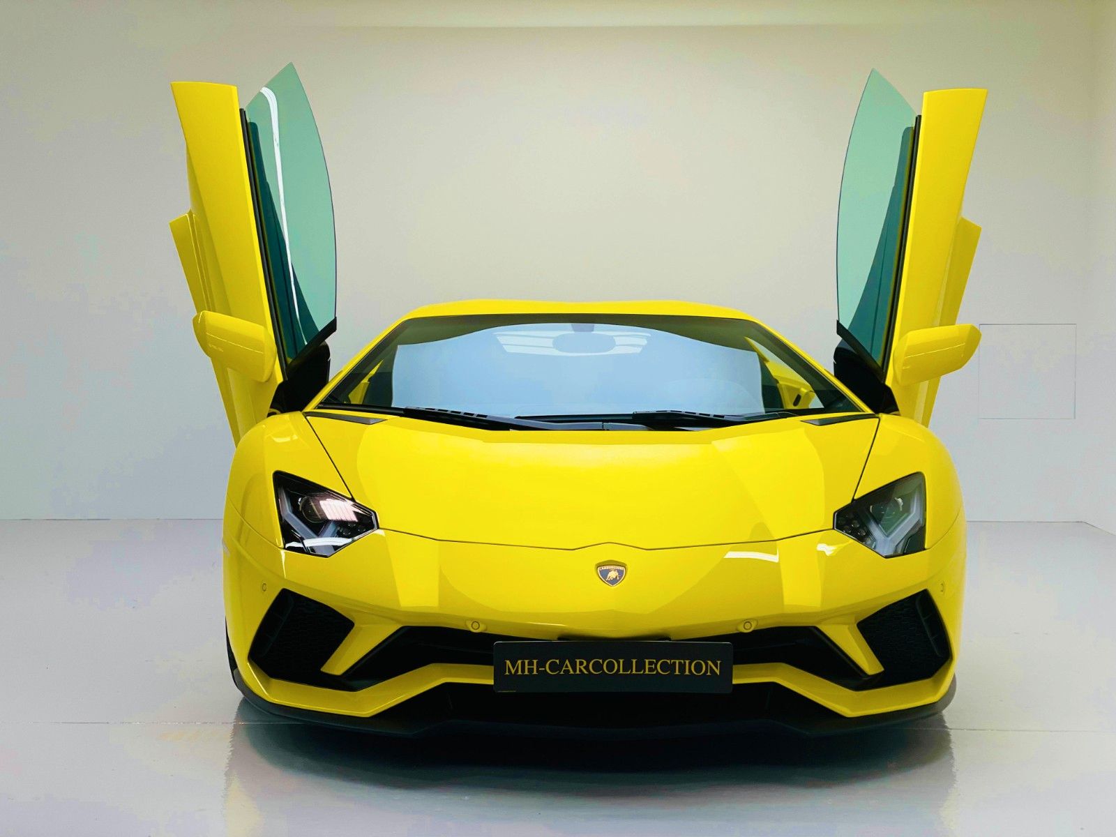 Lamborghini Aventador S - Samsaru's Car Outlet