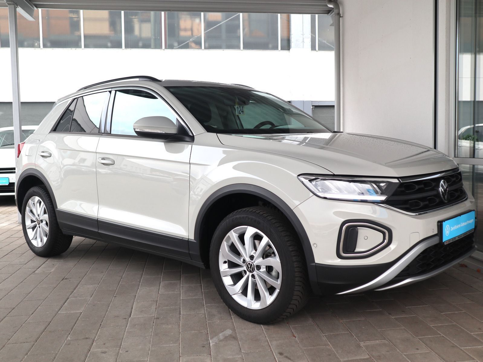 Volkswagen T-Roc 1.5 TSI DSG Life - Samsaru's Car Outlet