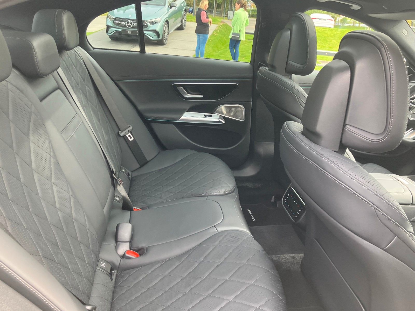 Mercedes-Benz E 400 e 4Matic AMG Line - Samsaru's Car Outlet
