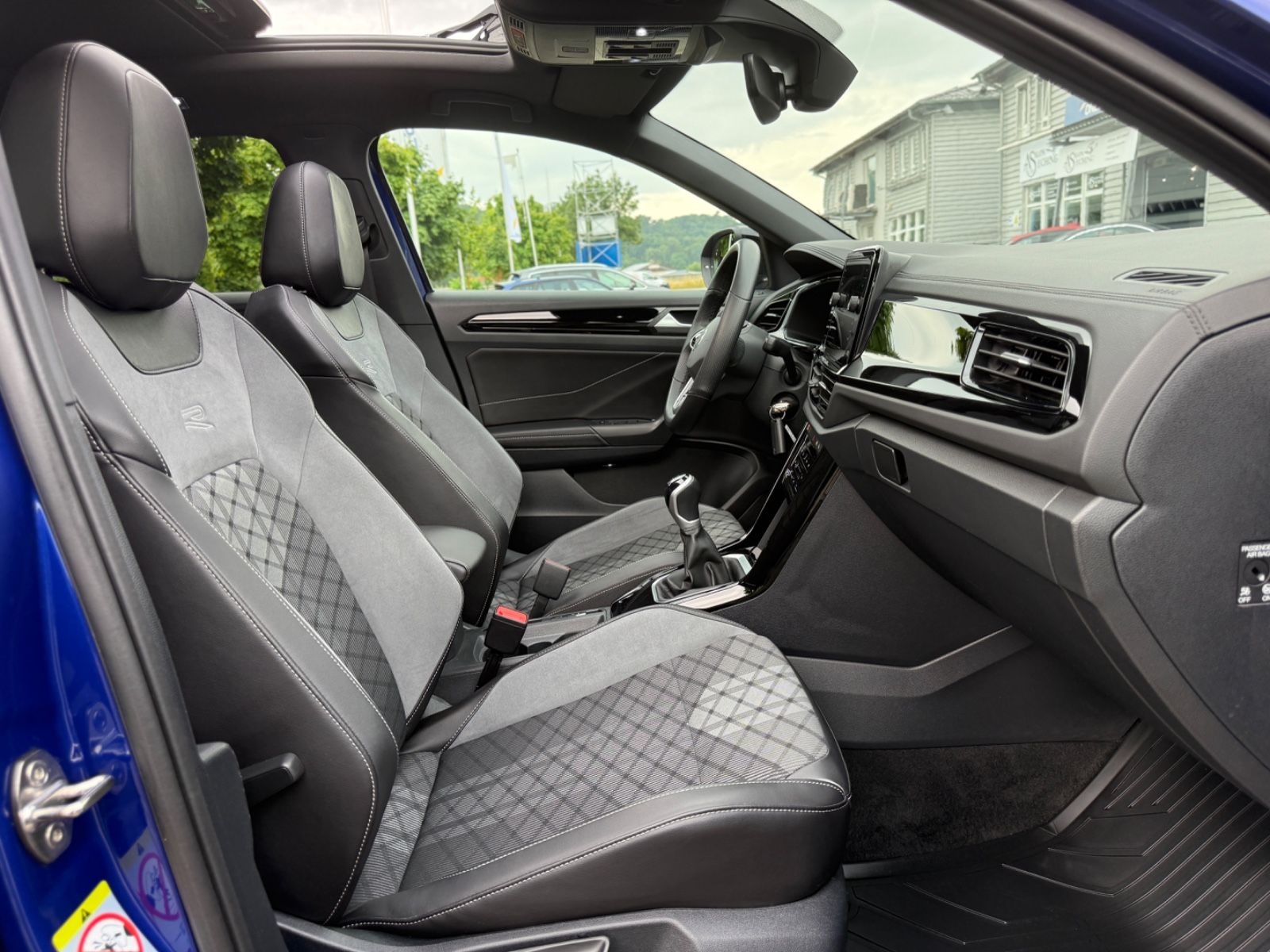 Volkswagen T-Roc TDI R-Line - Samsaru's Car Outlet
