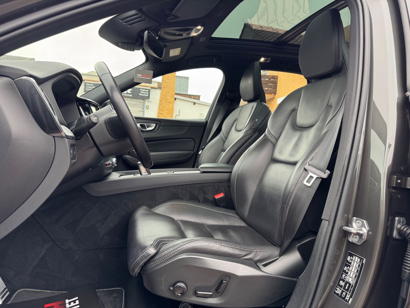 Volvo XC60 R Design AWD - Samsaru's Car Outlet
