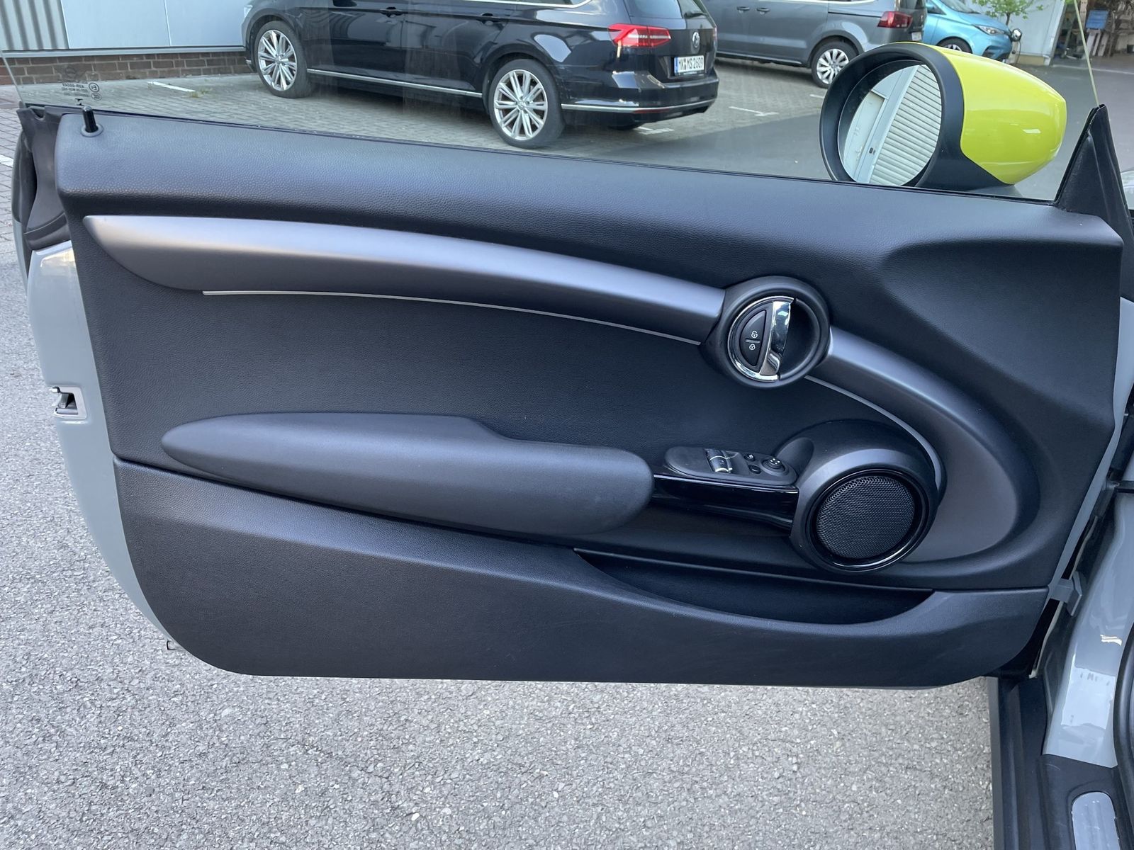 MINI Cooper SE YOURS TRIM - Samsaru's Car Outlet
