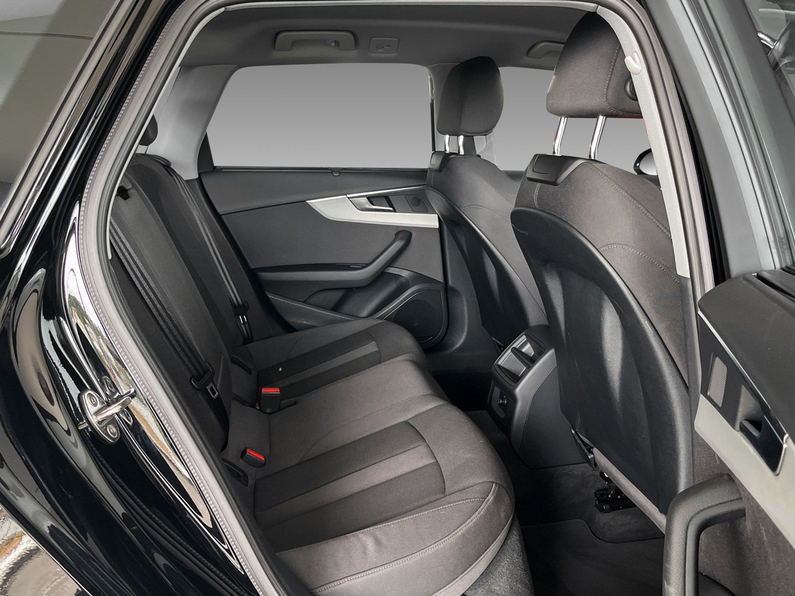 Audi A4 Avant 35 TFSI S tronic - Samsaru's Car Outlet