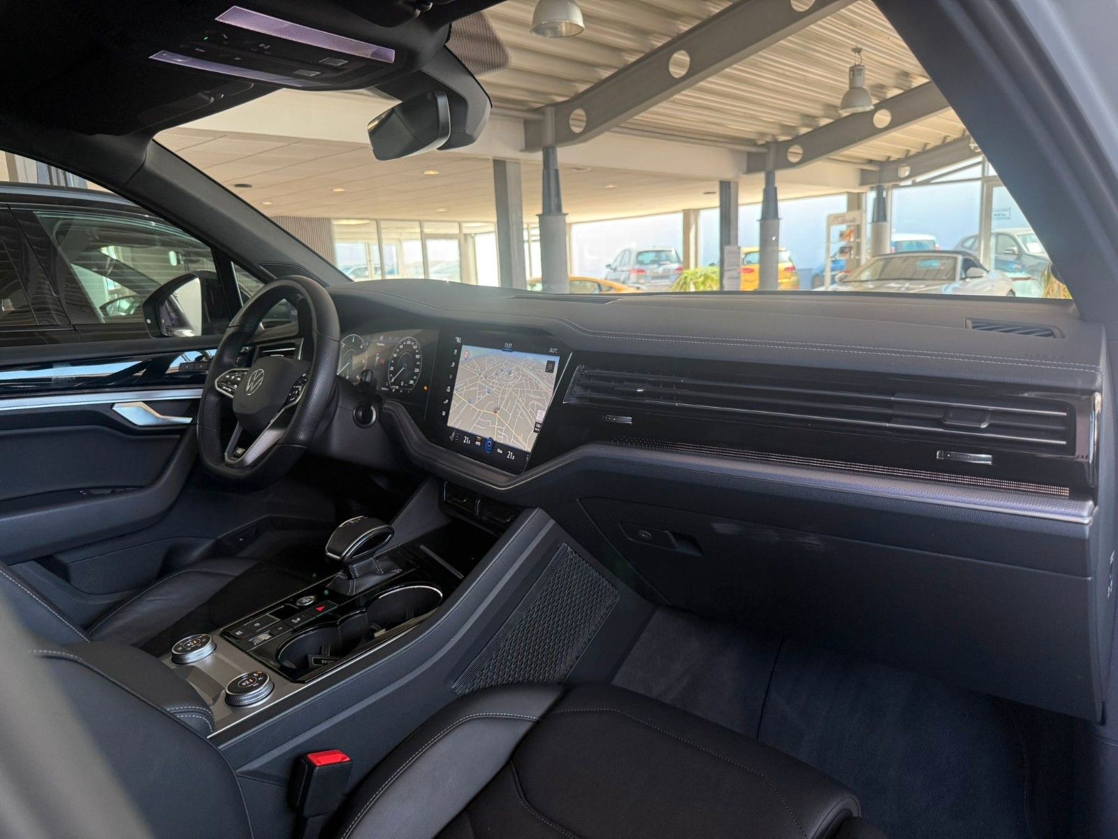 Volkswagen Touareg R-Line BLACK 3.0 TDI - Samsaru's Car Outlet