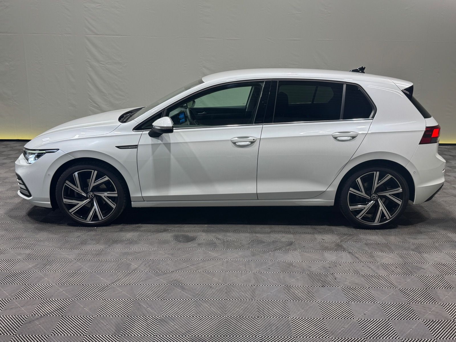 Volkswagen Golf Style 2.0 TDI DSG - Samsaru's Car Outlet