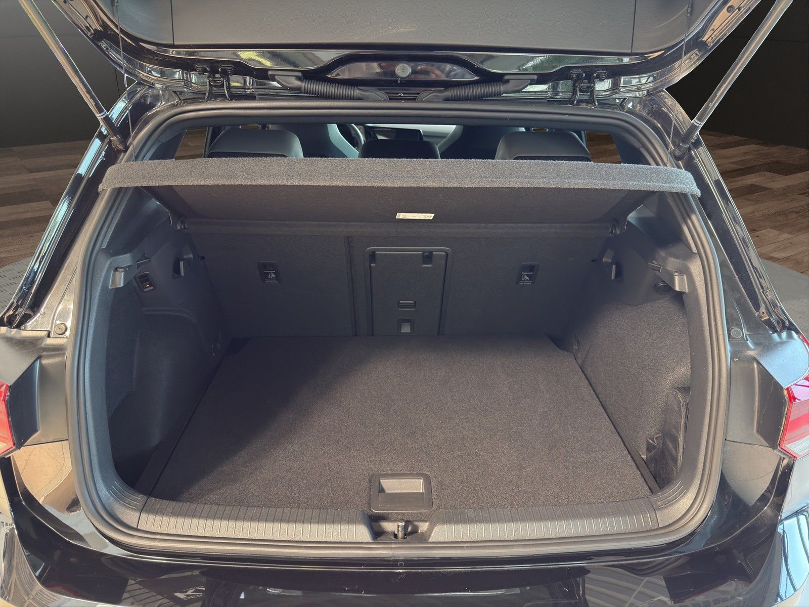 Volkswagen Golf 2.0 TDI R-Line - Samsaru's Car Outlet