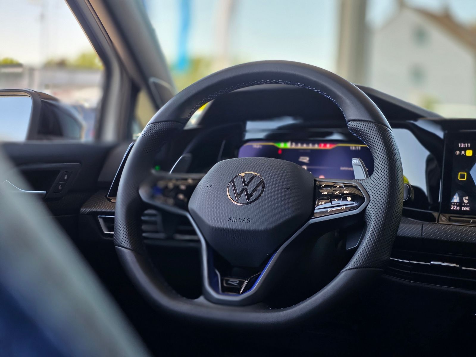 Volkswagen Golf VIII R 2.0 TSI DSG - Samsaru's Car Outlet