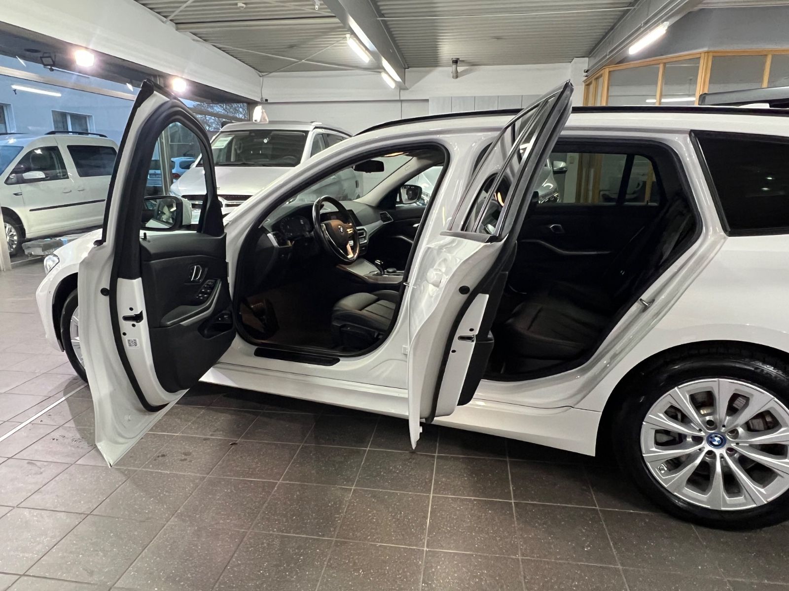 BMW 330 e Touring Advantage - Samsaru's Car Outlet