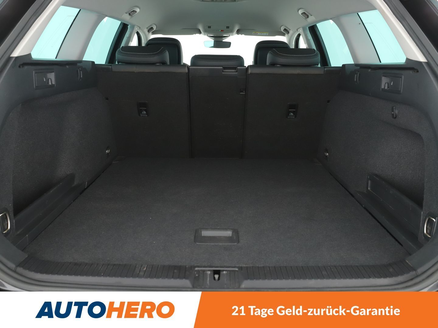 Volkswagen Passat 2.0 TDI Elegance Aut. - Samsaru's Car Outlet