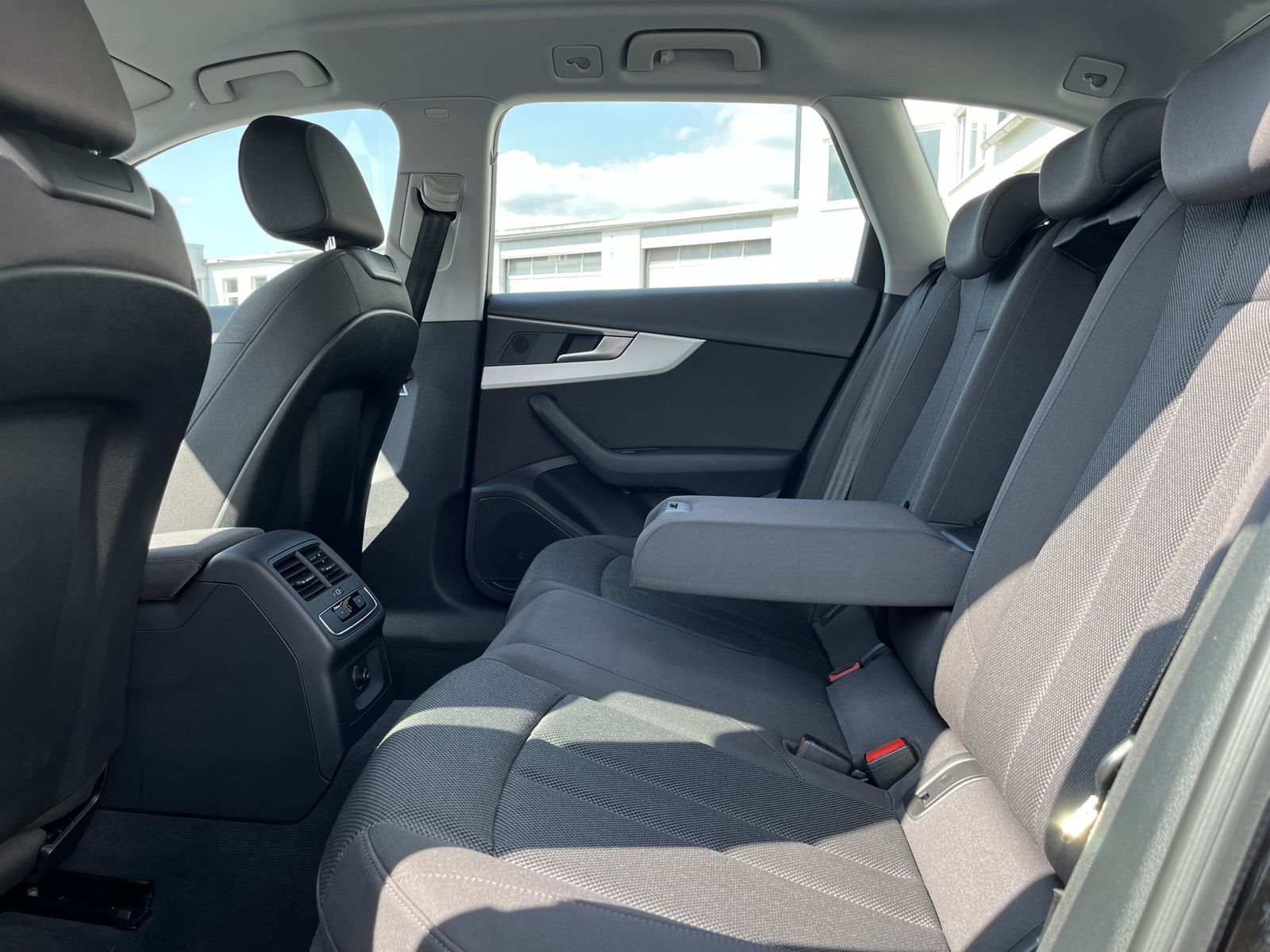 Audi A4 Avant 35 TDI S tronic advanced Blackline - Samsaru's Car Outlet
