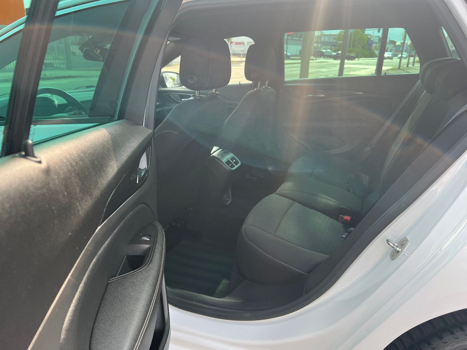 Opel Insignia B Sports Tourer Business - Samsaru's Car Outlet