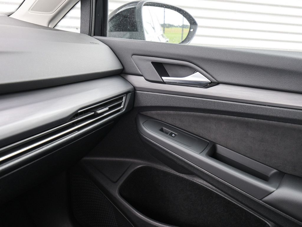 Volkswagen Golf VIII 1.5 e TSI Style DSG - Samsaru's Car Outlet