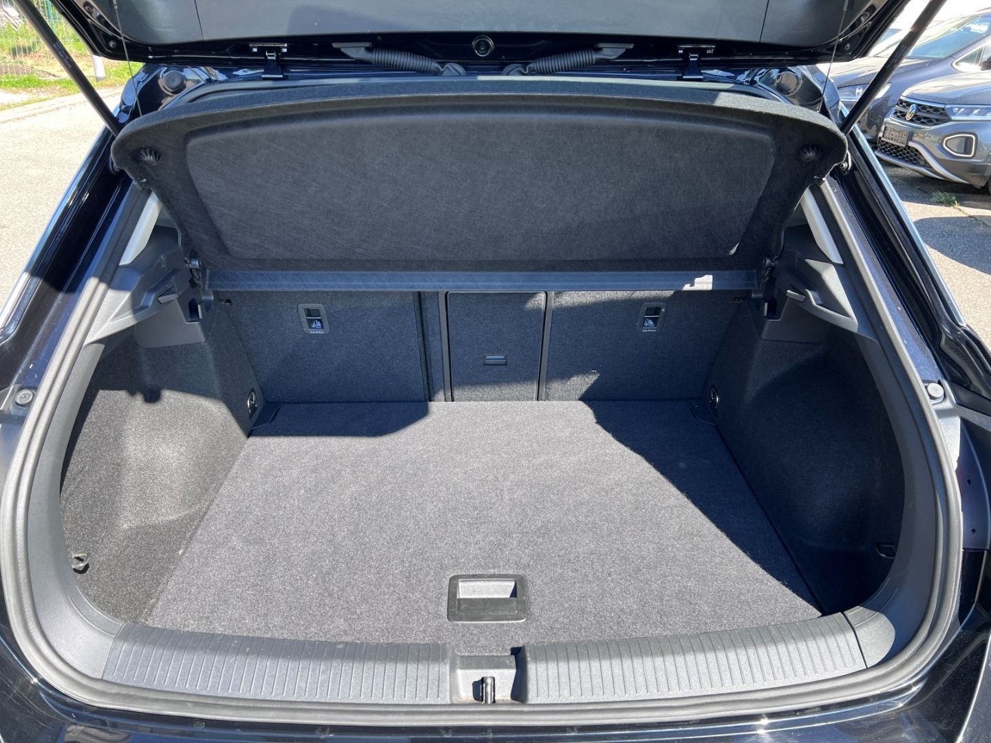 Volkswagen T-Roc 1.0TSI Life - Samsaru's Car Outlet