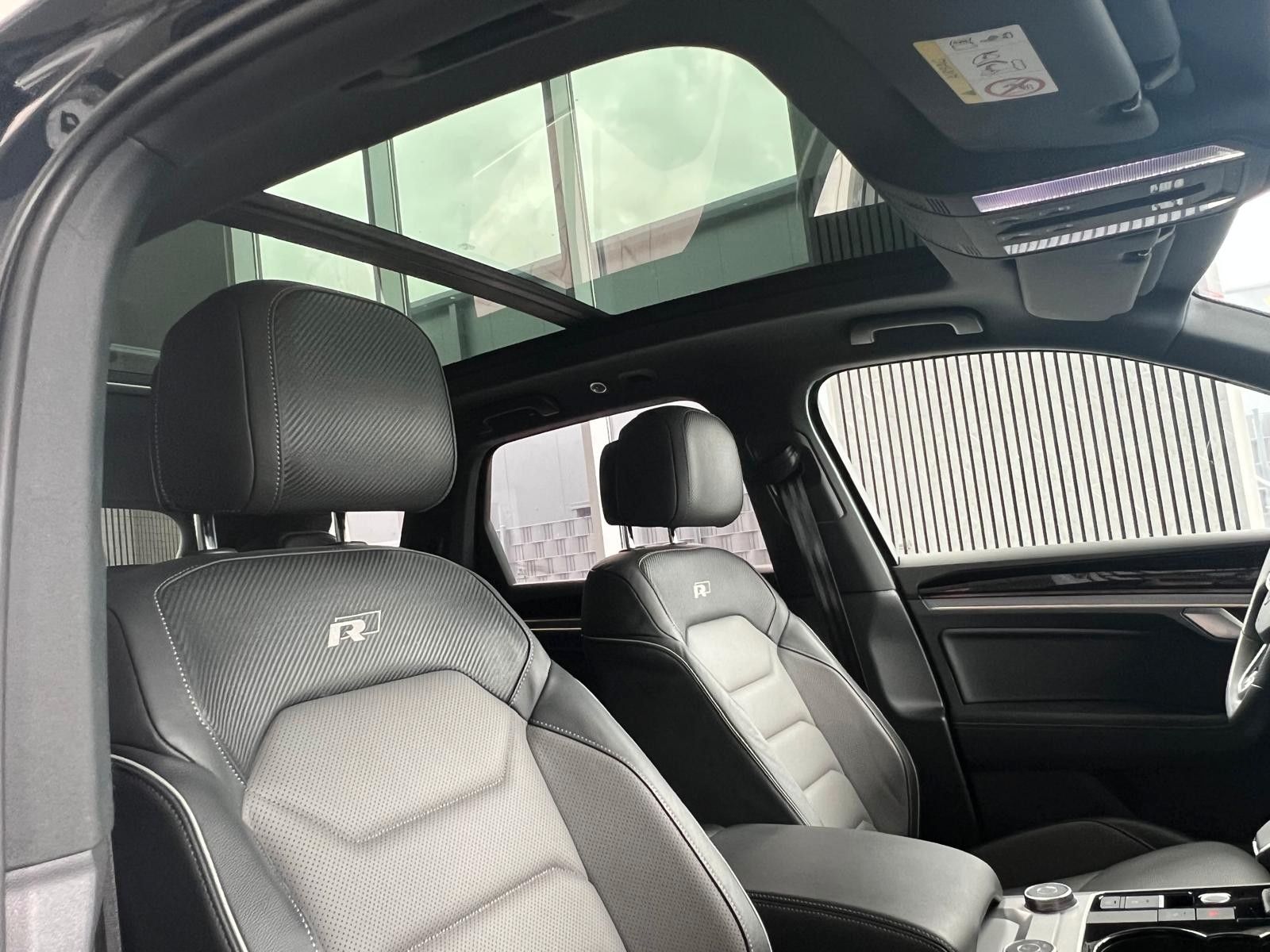 Volkswagen Touareg 3.0 TDI R-Line 4M - Samsaru's Car Outlet
