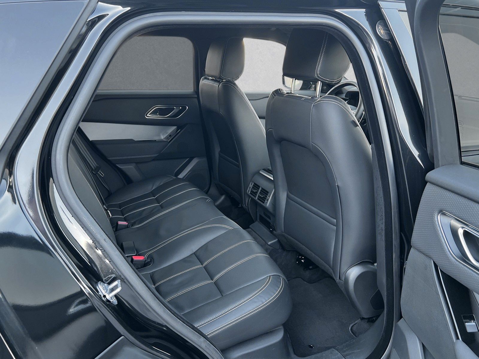 Range Rover Velar D200 AWD R-DYNAMIC SE - Samsaru's Car Outlet
