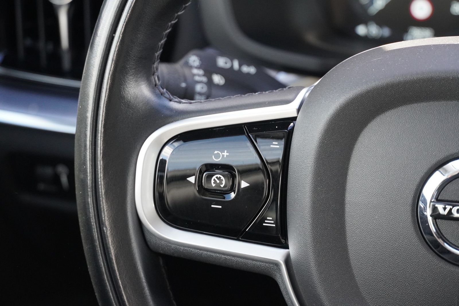 Volvo V60 Kombi 2.0 Hybrid AWD R Design LED Navi AHK