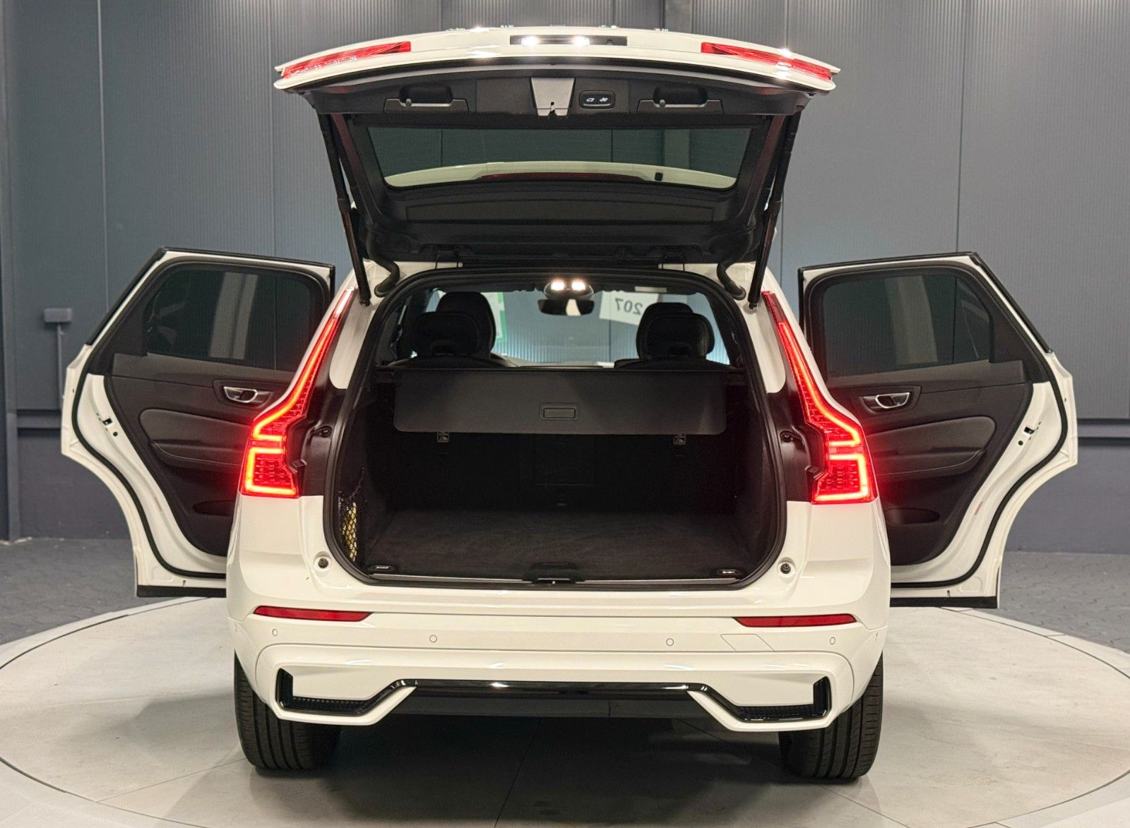 Volvo XC60 R-Design AWD *AHK*360*Standhzg*HIFI*