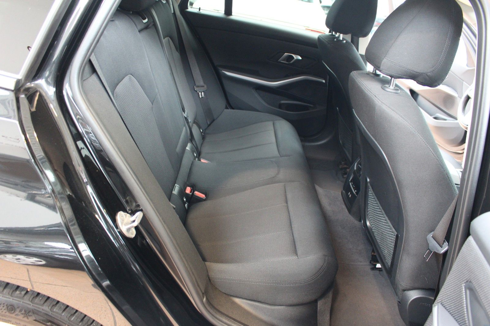 BMW 318d Touring Advantage - Samsaru's Car Outlet
