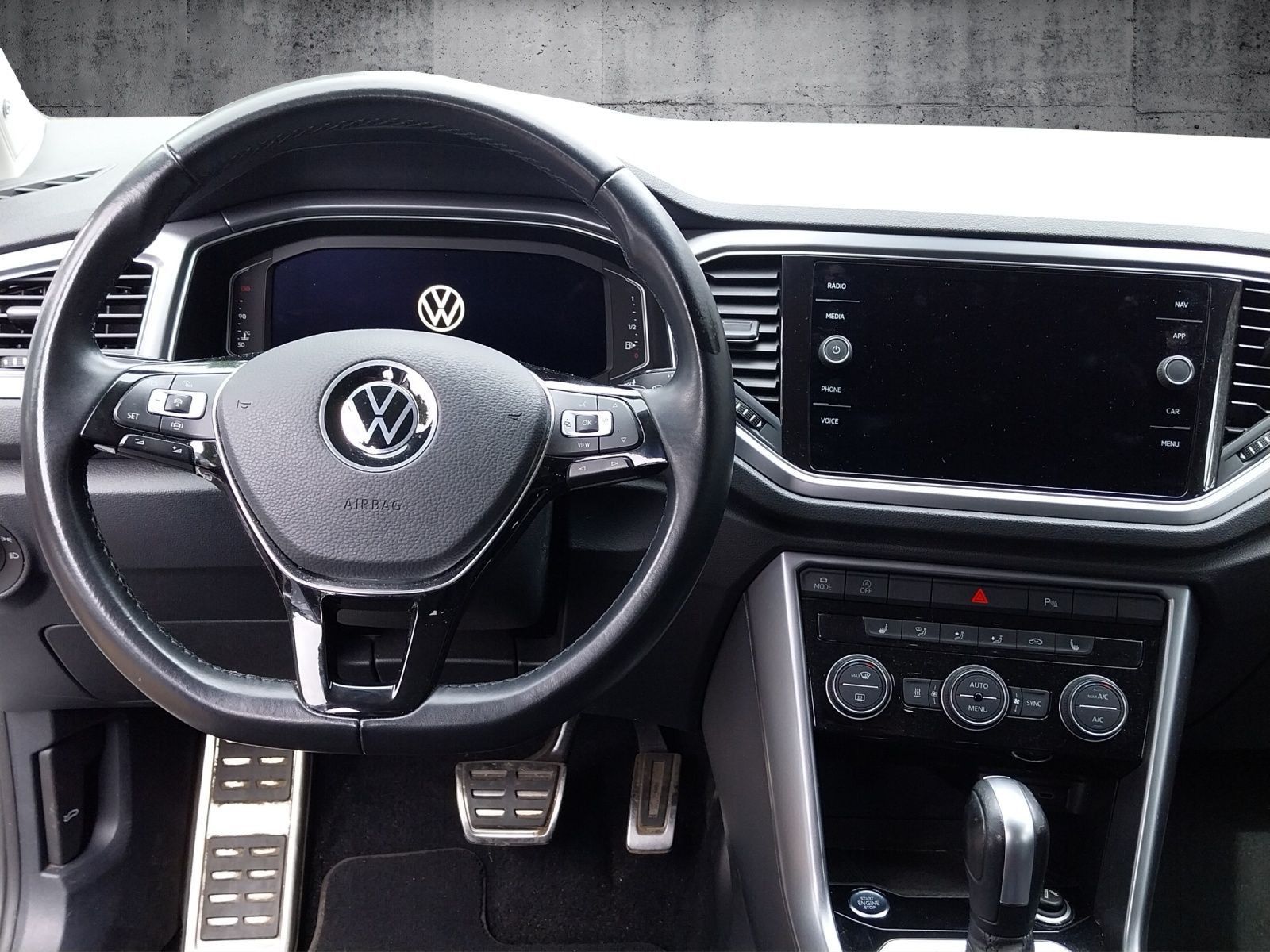 Volkswagen T-Roc 1.5 TSI - Samsaru's Car Outlet