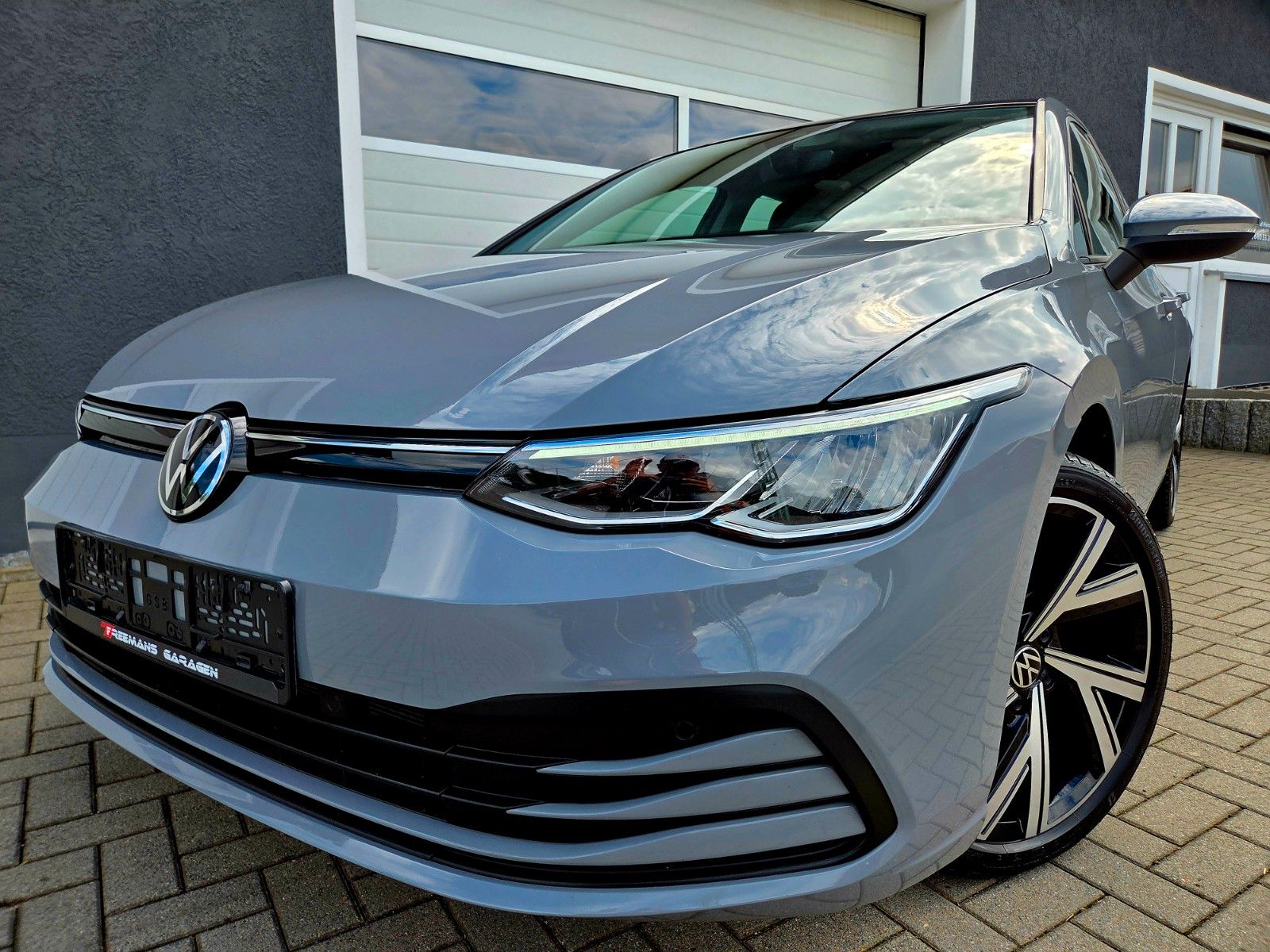 Volkswagen Golf VIII Life - Samsaru's Car Outlet