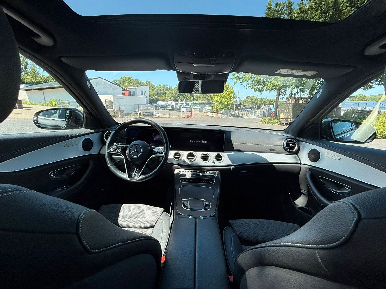 Mercedes-Benz E-Klasse 300E - Samsaru's Car Outlet