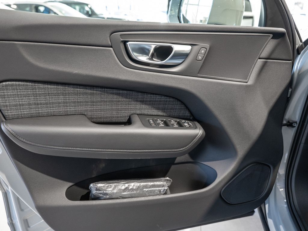 Volvo XC60 B5 AWD Essential NAVI W-LAN AHK LED FACEL.