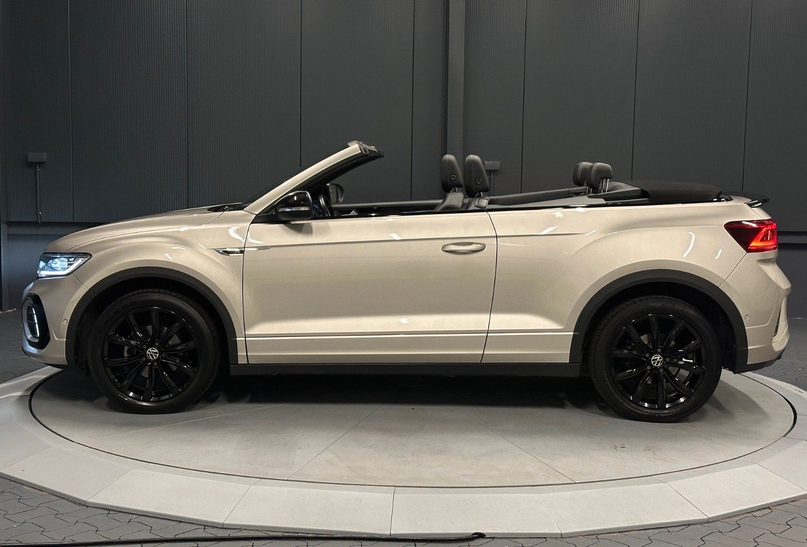 Volkswagen T-Roc R-Line Black - Samsaru's Car Outlet