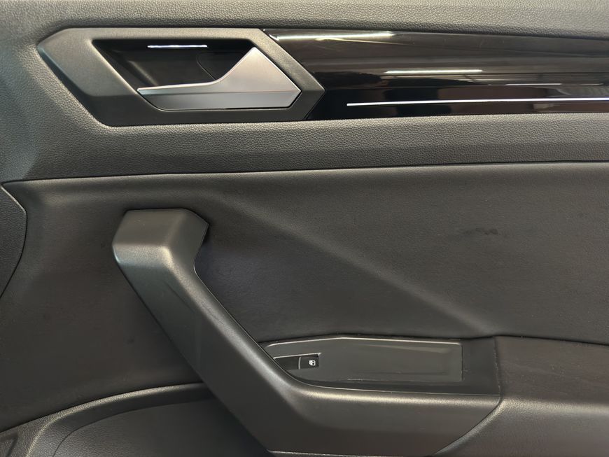 Volkswagen T-Roc R 2.0 TSI 4MOTION - Samsaru's Car Outlet