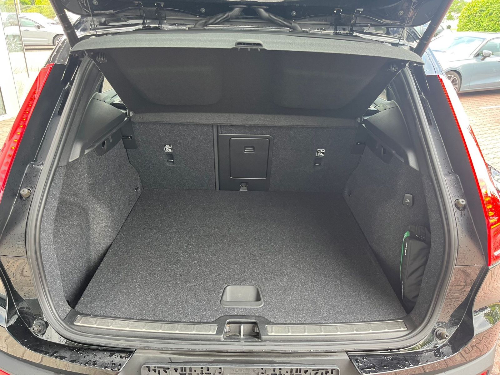 Volvo XC40 T5 Recharge Inscription - Samsaru's Car Outlet