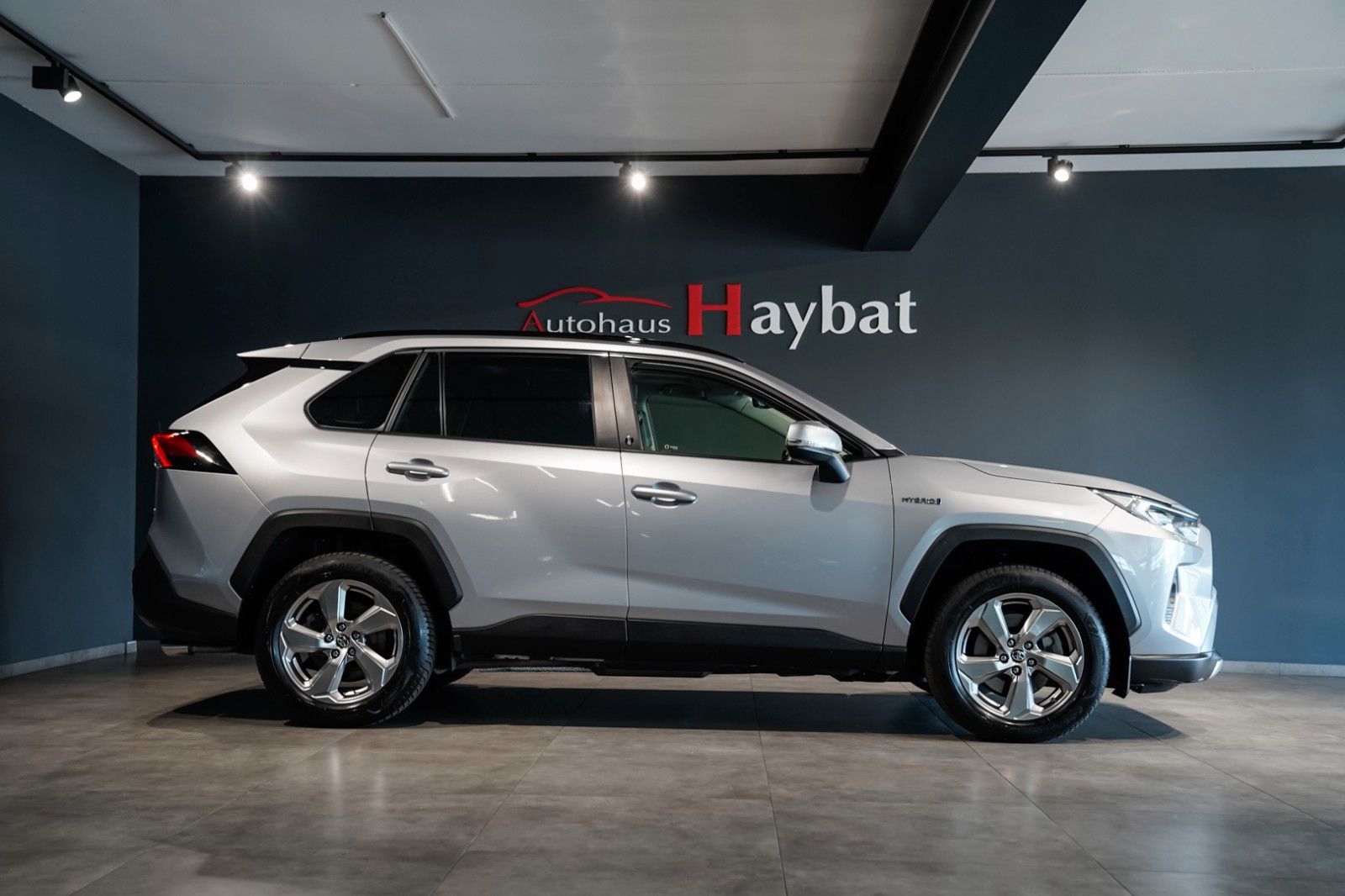 Toyota RAV4 Hybrid 4x4 - Samsaru's Car Outlet