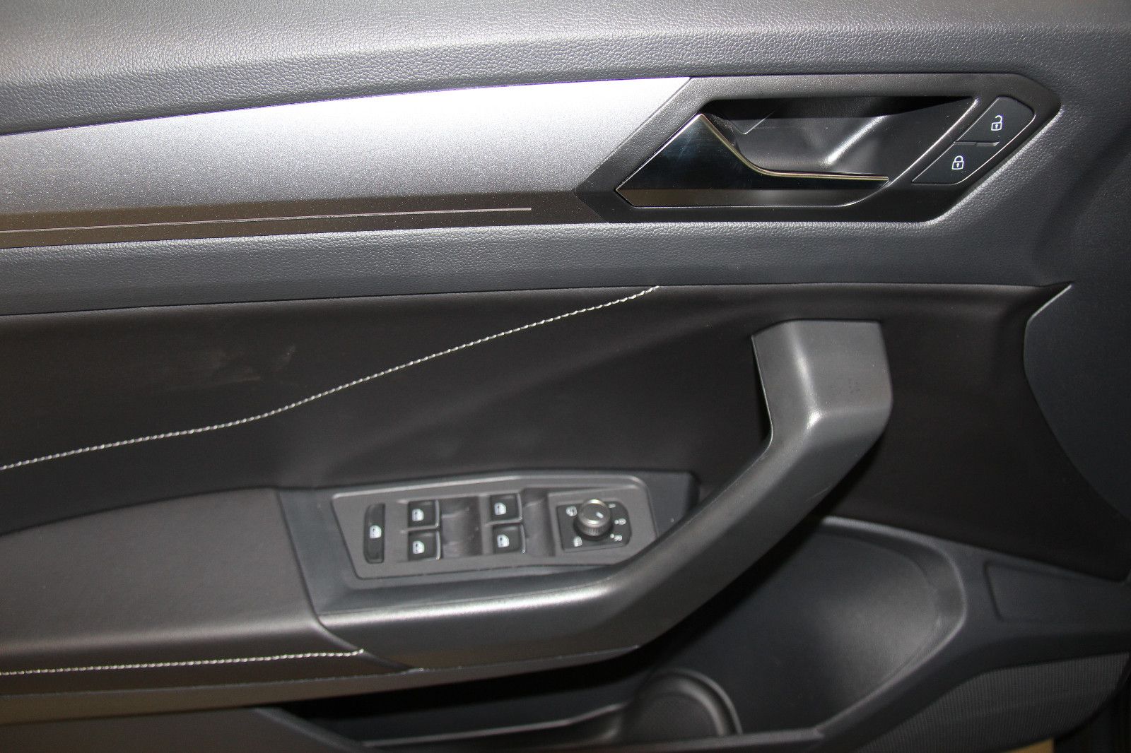 Volkswagen T-Roc Style 1.5 TSI DSG - Samsaru's Car Outlet