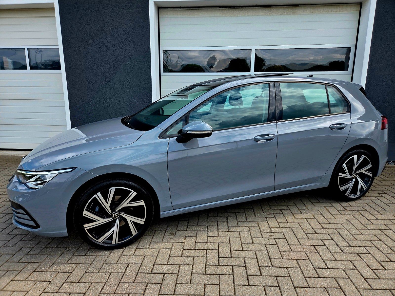 Volkswagen Golf VIII Life - Samsaru's Car Outlet