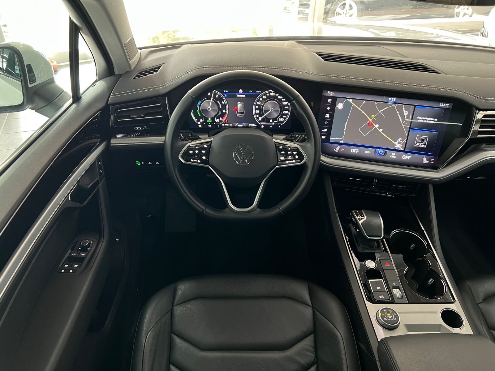 Volkswagen Touareg 3.0 TSI Elegance 4Motion eHybrid - Samsaru's Car Outlet