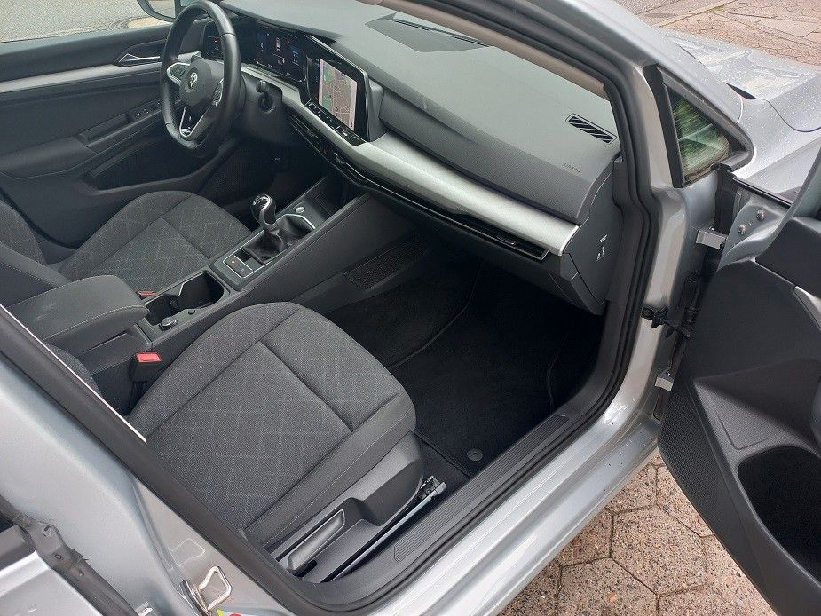 Volkswagen Golf VIII 2.0 TDi Life - Samsaru's Car Outlet