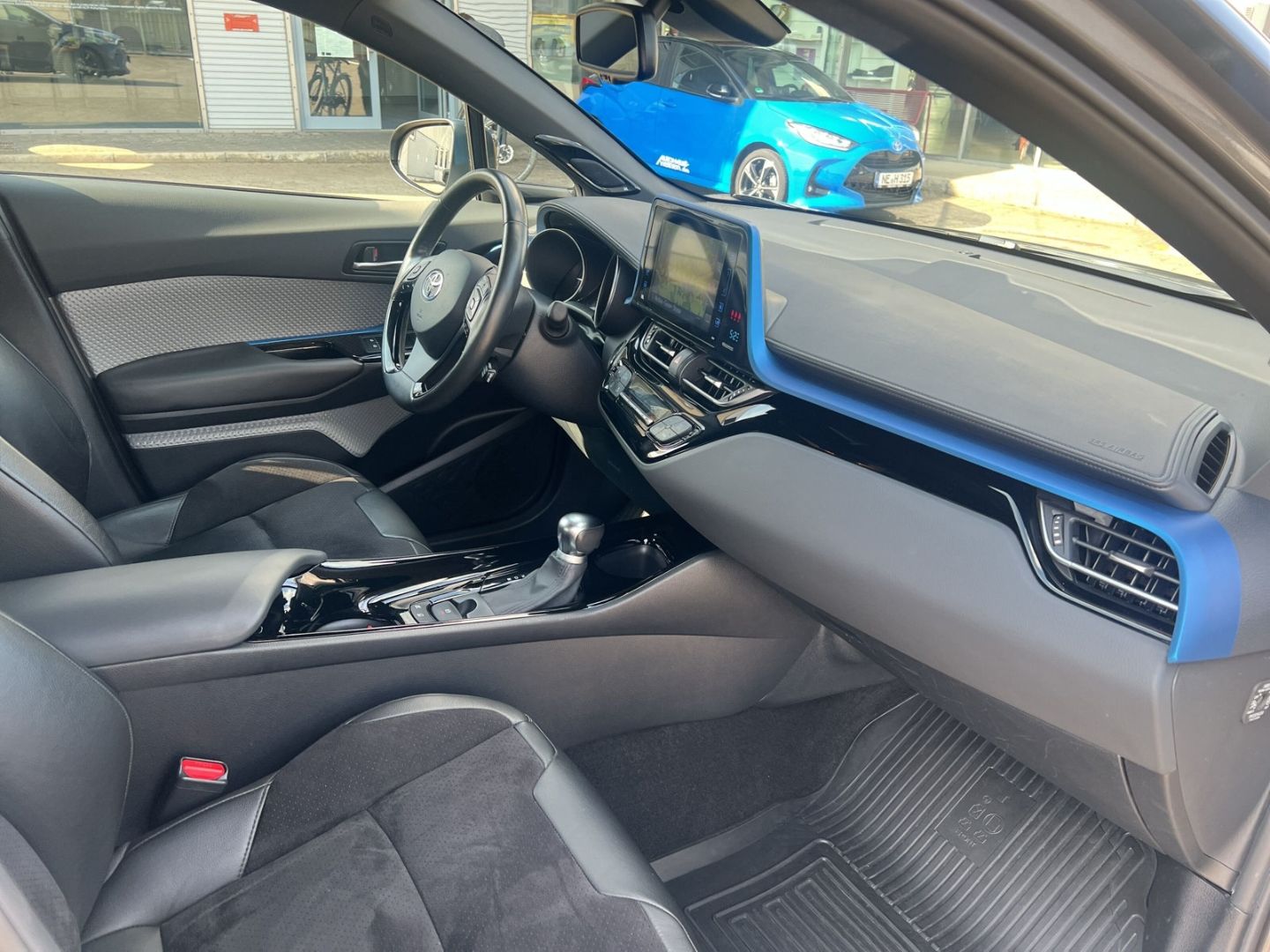 Toyota C-HR Hybrid Style Selection - Samsaru's Car Outlet