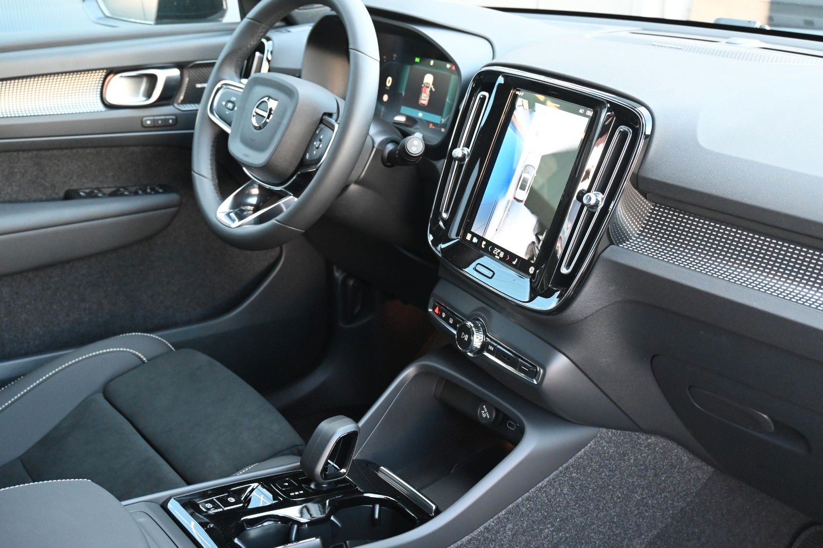 Volvo XC40 B4 DKG Plus Dark*FSHZG*360°*ACC*AHK