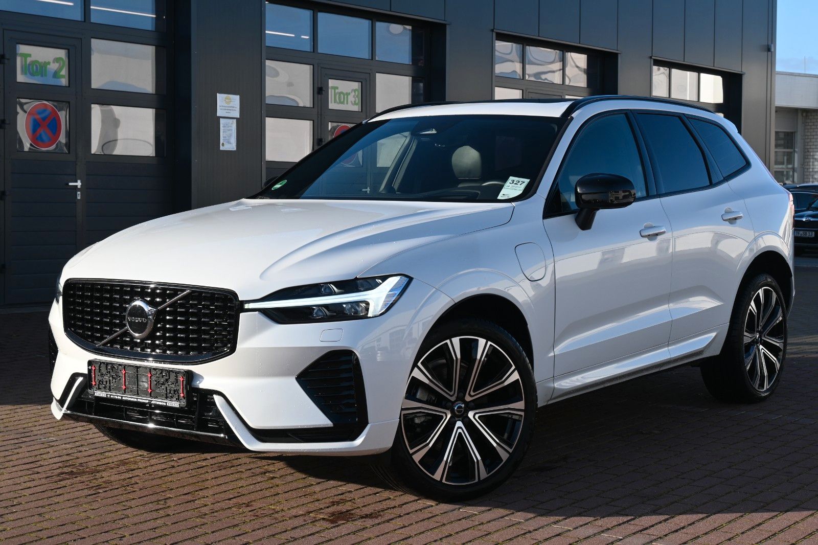 Volvo XC60 R Design PHEV - Samsaru's Car Outlet
