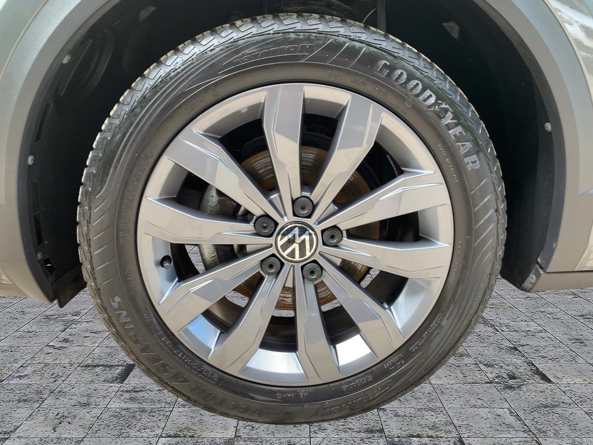 Volkswagen T-Roc 1.5 TSI R-LINE - Samsaru's Car Outlet