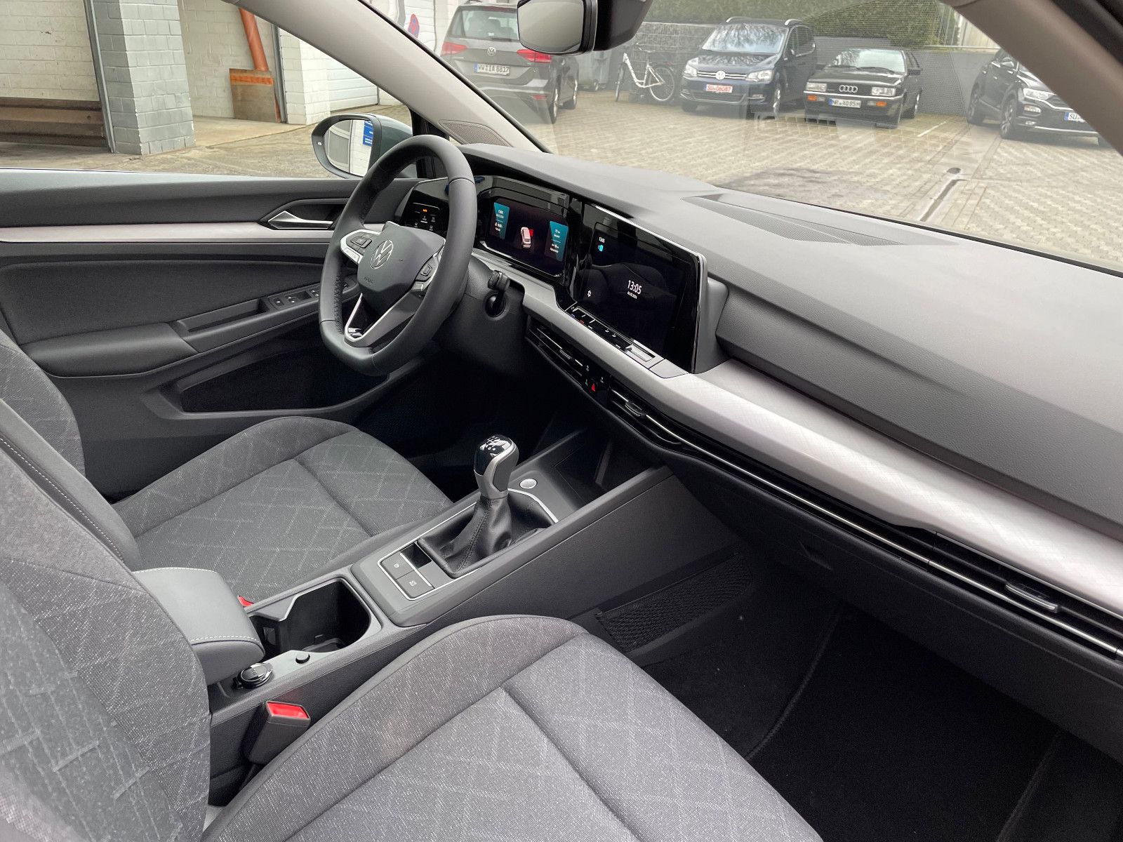 Volkswagen Golf VIII Variant 1.5 TSI Life - Samsaru's Car Outlet