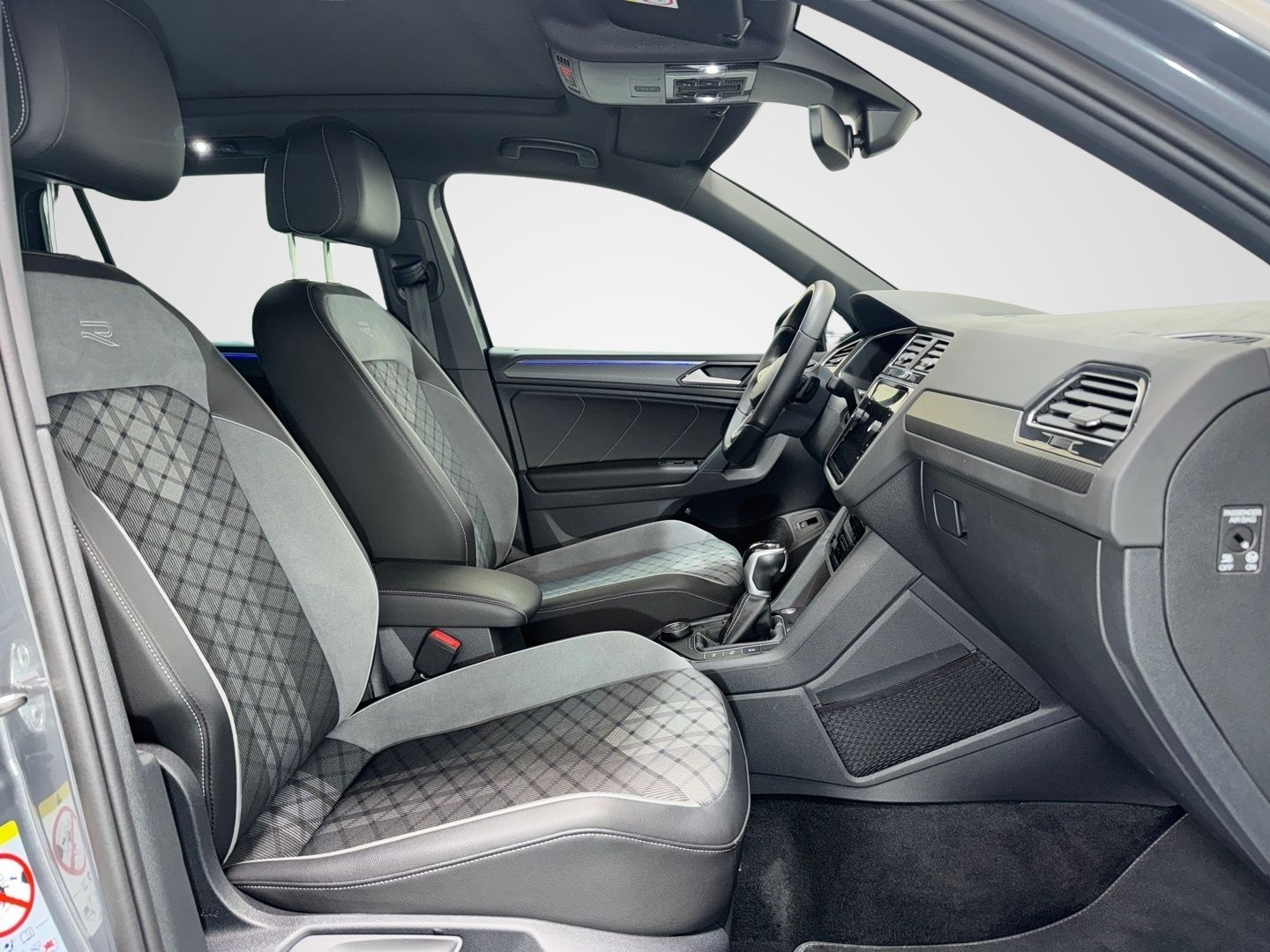 Volkswagen Tiguan 2.0 TDI 4M DSG R LINE PANO AHK MATRIX CAM