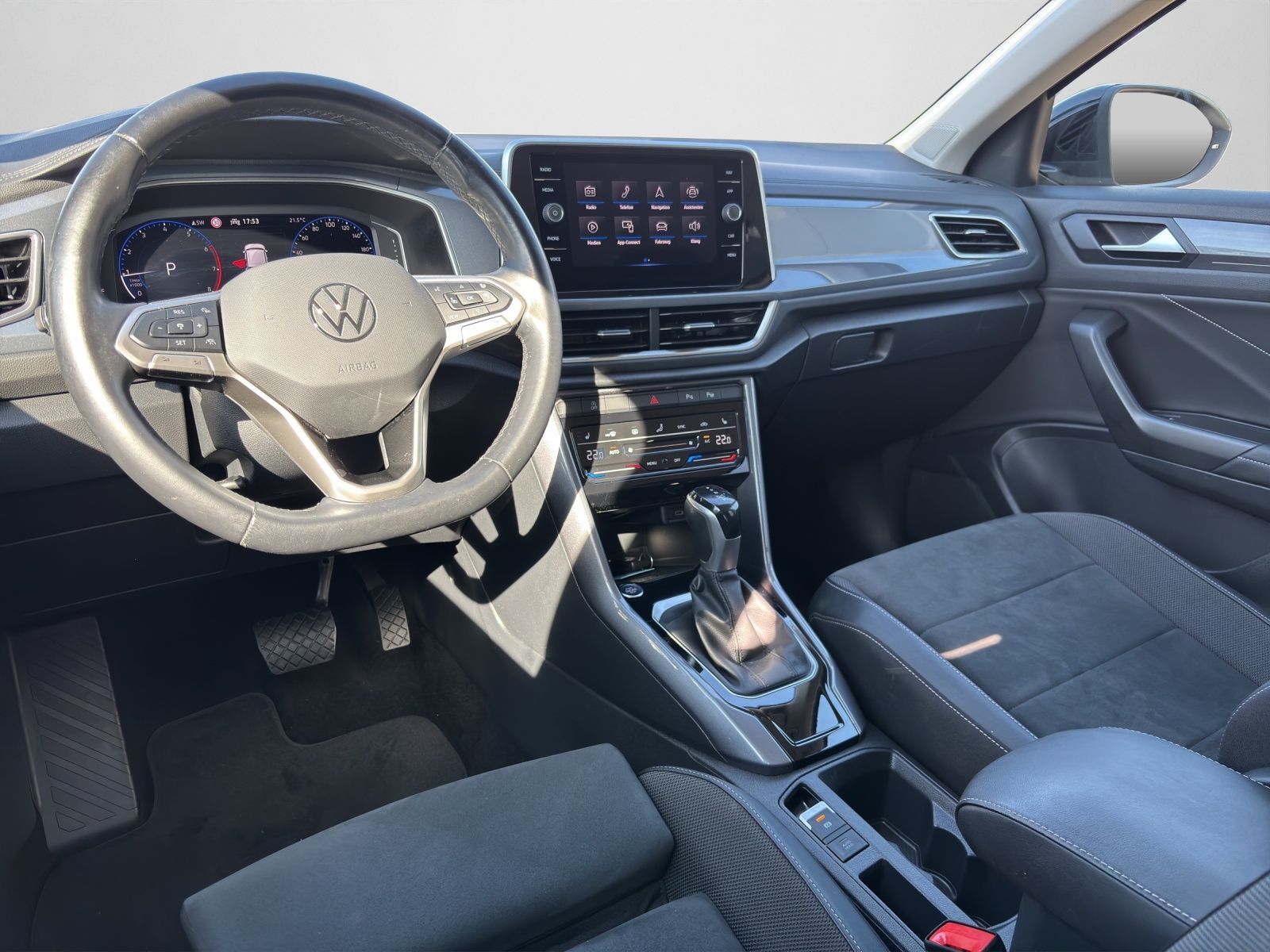 Volkswagen T-Roc Style 1.5 TSI DSG - Samsaru's Car Outlet