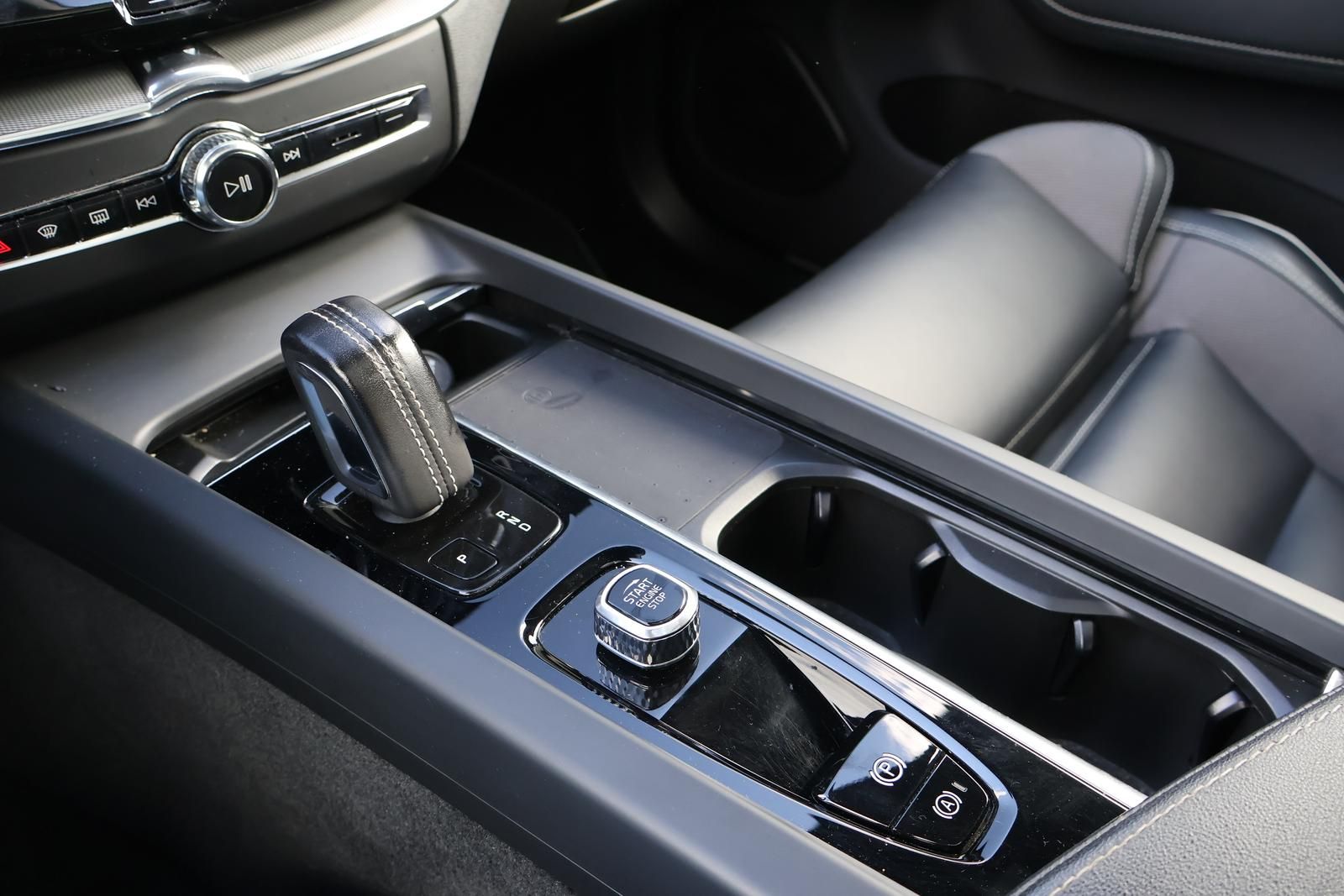 Volvo XC60  T8 AWD R Design Hybrid  Pano-AHK-FACELIFT