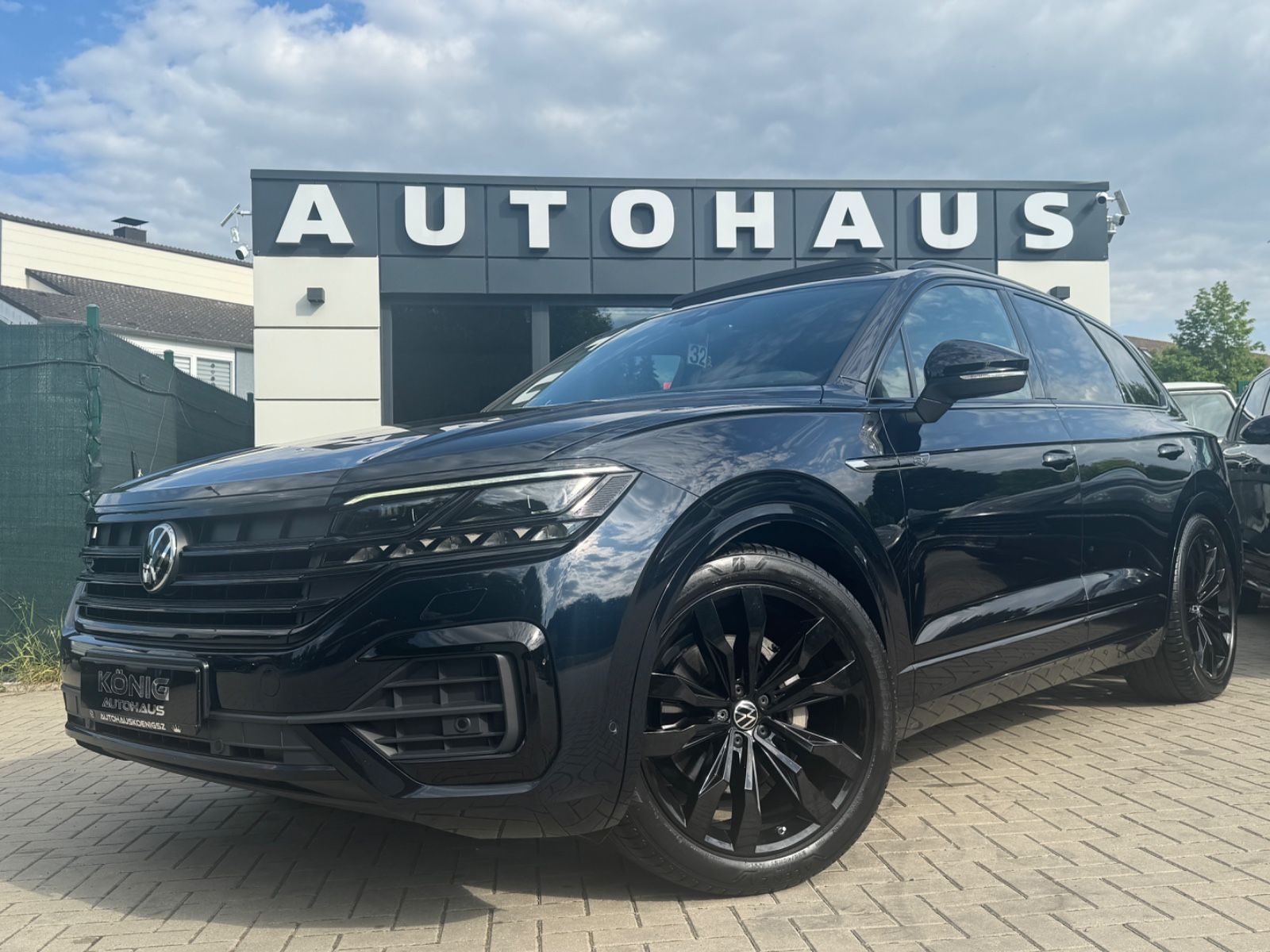 Volkswagen Touareg R-Line 4M Black - Samsaru's Car Outlet