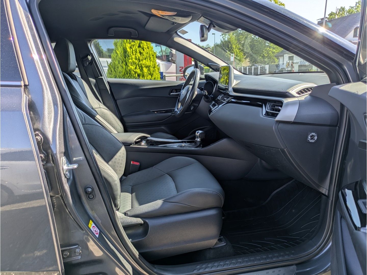 Toyota C-HR Style Selection - Samsaru's Car Outlet