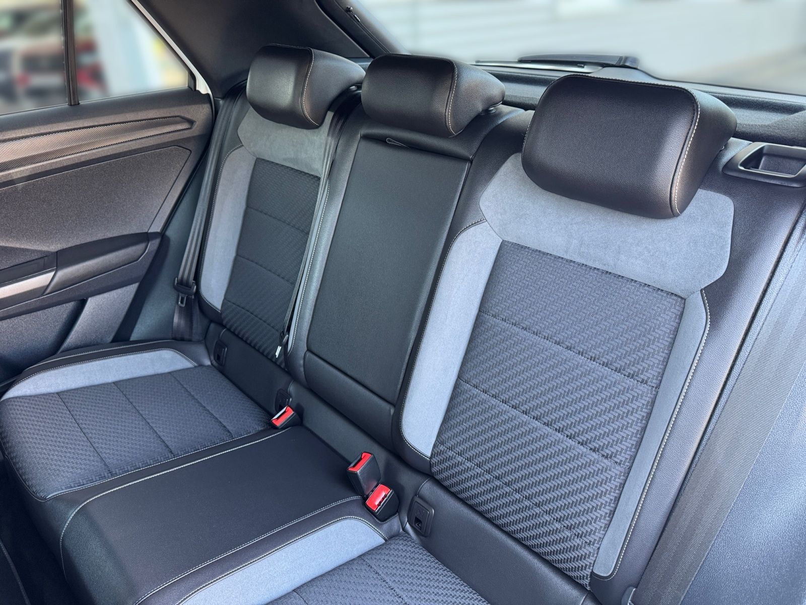 Volkswagen T-Roc 2.0TSI 4M R-LINE - Samsaru's Car Outlet