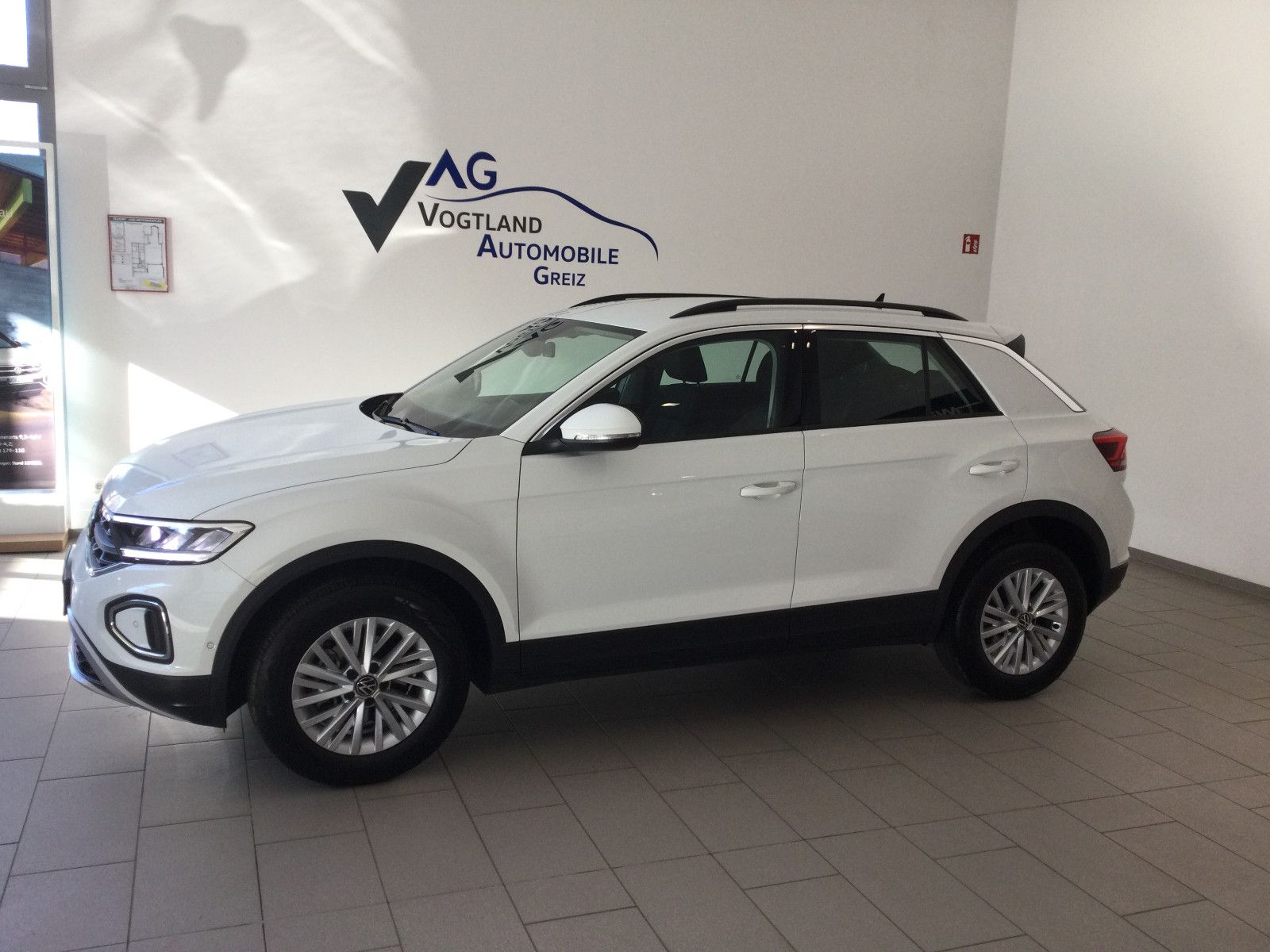 Volkswagen T-Roc Life - Samsaru's Car Outlet