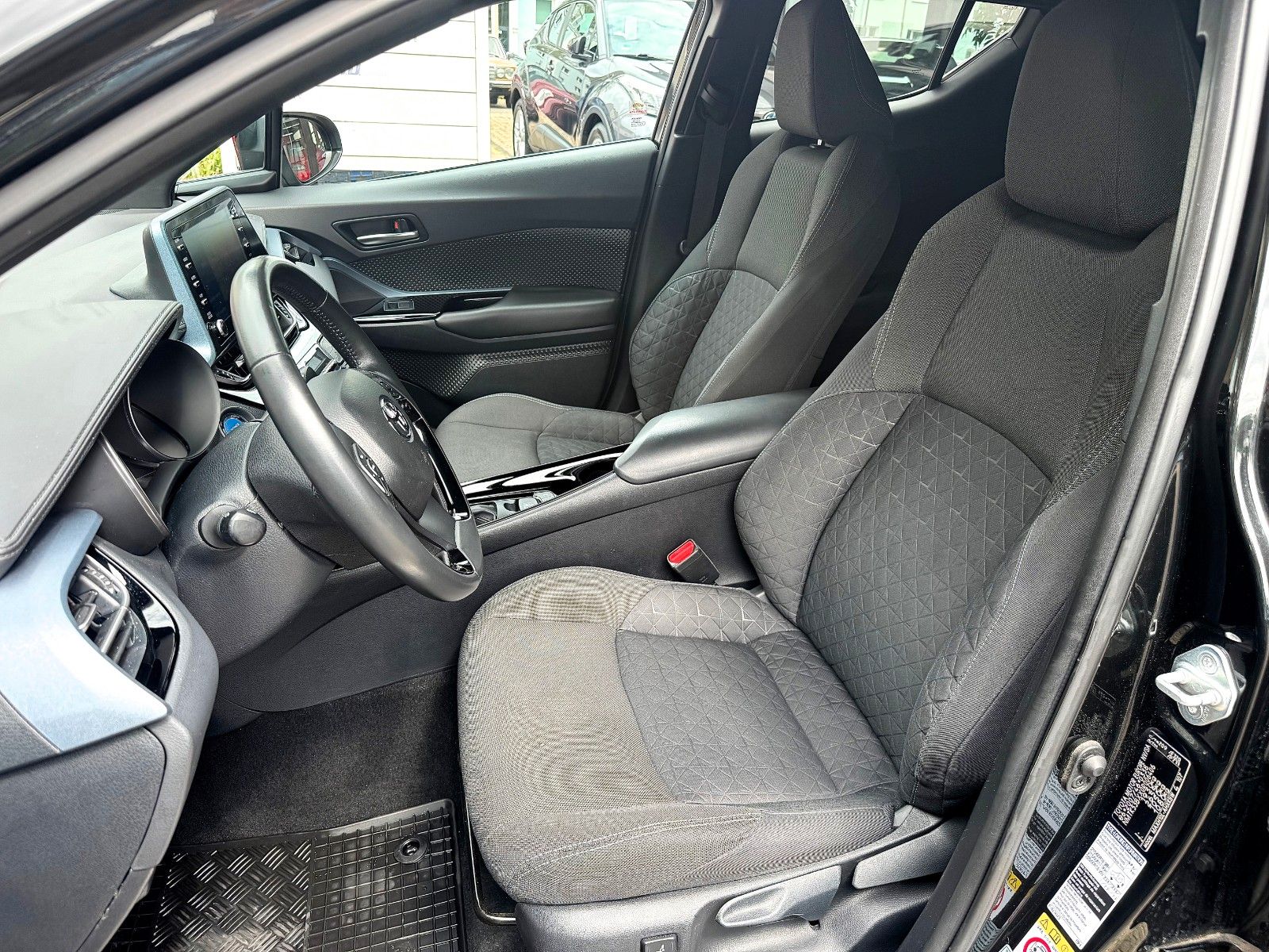 Toyota C-HR 2.0 Hybrid - Samsaru's Car Outlet