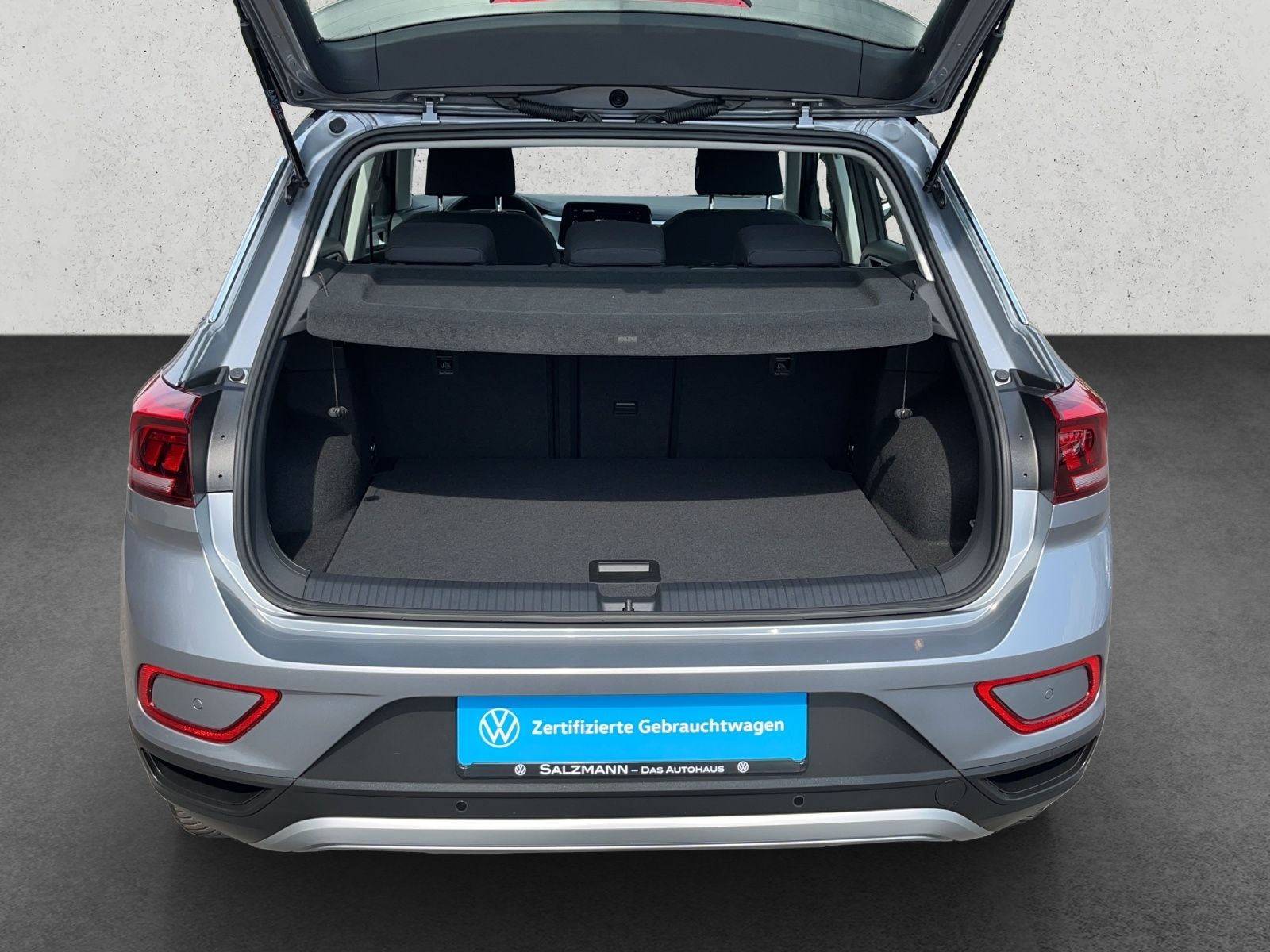 Volkswagen T-Roc 1.5 TSI Life - Samsaru's Car Outlet
